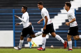 Jogadores comemoram gol de Rael, contra o Sport, pelo Brasileiro sub-20