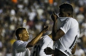 Nathan beija o escudo do Corinthians em comemorao ao seu gol contra o Grmio