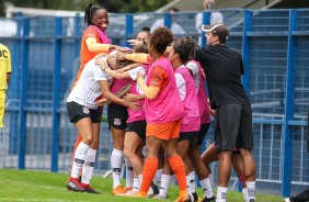 Jogadoras do Corinthians comemorando durante jogo contra o Taubat, pelo Paulista Feminino