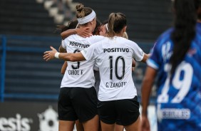 Jogadoras do Corinthians Feminino comemorando mais um gol contra o Taubat