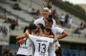 Pardal e companheiras comemorando um dos gols do Corinthians Feminino sobre o Taubat