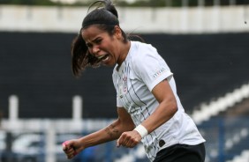 Victria comemora seu gol contra o Taubat, pelo Paulista Feminino
