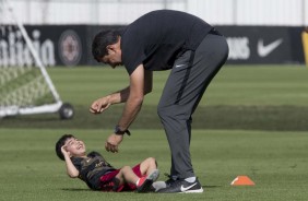 Carille brinca com criana durante treino preparatrio para jogo contra o Flamengo