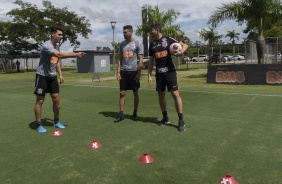 Danilo Avelar e Lo Santos no treino de reservas do Corinthians, na manh desta sexta-feira