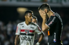 Mauro Boselli lamenta lance de gol desperdiado pelo Corinthians