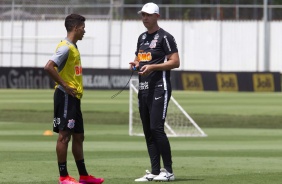 Pedrinho conversa com o tcnico Tiago Nunes durante treino