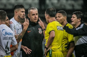 Ao final do jogo, jogadores do Corinthians e o treinador Tiago Nunes foram conversar com o rbitro