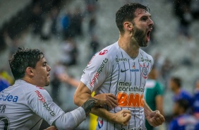 Boselli e Fagner durante comemorao do gol de empate do Corinthians