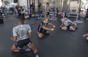 Jogadores de Corinthians fazem trabalho na academia do CT Joaquim Grava