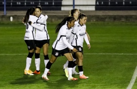 Adriana comemorando seu gol contra a Ferroviria, pelo futebol feminino