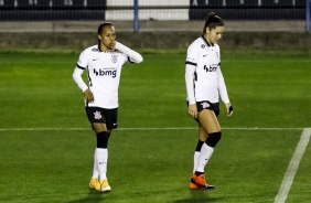 Adriana e Gabi Zanotti no jogo contra a Ferroviria, na volta do futebol feminino