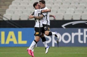 Fagner e Gustavo Silva no jogo contra o Botafogo, na Neo Qumica Arena