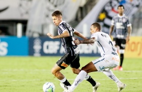 Gabriel Pereira em combate no jogo contra o Santos, pelo Brasileiro, na Vila Belmiro