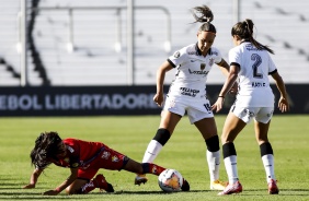 Crivelari e Katiscia durante goleada sobre o El Nacional, pela Copa Libertadores Feminina