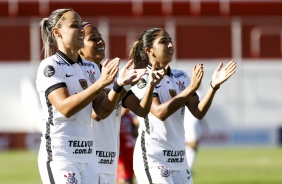 Crivelari, Victria e Katiscia durante goleada sobre o El Nacional, pela Copa Libertadores Feminina