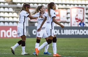 Elenco corinthiano durante goleada sobre o El Nacional, pela Copa Libertadores Feminina