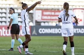 Grazi e Victria durante goleada sobre o El Nacional, pela Copa Libertadores Feminina