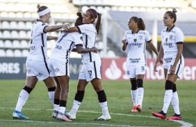 Victrias e companheiras durante goleada sobre o El Nacional, pela Copa Libertadores Feminina