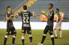 Vital, Gabriel e Cau comemoram gol do meia diante do Salgueiro