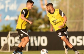 Roni e Vitinho durante ltimo treino do Corinthians antes do jogo contra o Huancayo