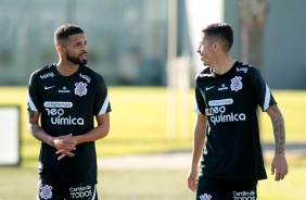 Vitinho e Gabriel Pereira durante ltimo treino do Corinthians antes do jogo contra o Huancayo