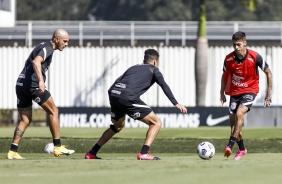Lo Santos, Fbio Santos e Gabriel Pereira no treino da equipe profissional e Sub-20 do Corinthians
