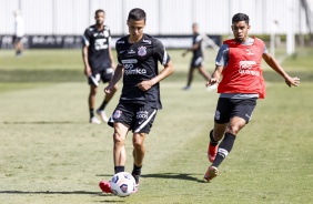 Matheus Arajo e Anderson Chaves no treino integrado da equipe profissional e Sub-20 do Corinthians