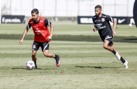 Matheus Arajo e Vitinho no treino integrado da equipe profissional e Sub-20 do Corinthians