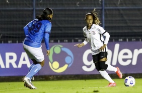 Adriana durante partida entre Corinthians e Real Braslia, pelo Brasileiro Feminino