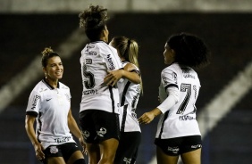 Elenco do Corinthians comemorando o gol de Andressinha contra o Real Braslia