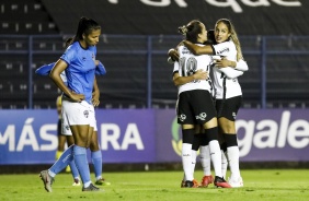 Elenco do Corinthians comemorando o gol de Tamires contra o Real Braslia