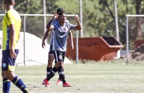 Juan David comemorando seu gol no jogo-treino entre Corinthians e Caldense pela categoria Sub-20