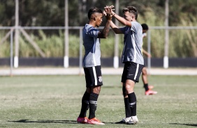 Juan David e Ryan comemorando o gol do meia no jogo-treino entre Corinthians e Caldense pelo Sub-20