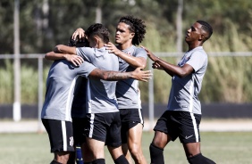 Elenco comemorando o gol de Juan David no jogo-treino entre Corinthians e Caldense pelo Sub-20