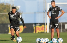 Mandaca e Cantillo durante treinamento do Corinthians no CT Dr. Joaquim Grava