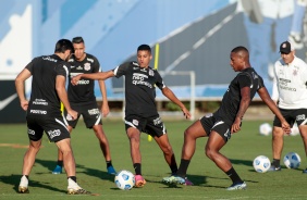 Varanda e companheiros durante treinamento do Corinthians no CT Dr. Joaquim Grava