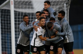 Elenco do Corinthians comemorando o gol de Keven Vinicius contra o Amrica-MG