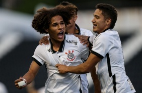Guilherme Biro e Keven comemorando o gol do lateral-esquerdo contra o Amrica-MG