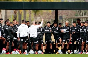 Elenco reunido no treinamento do Corinthians com foco no jogo diante o Cear