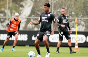 Zagueiro Gil no treinamento do Corinthians com foco no jogo diante o Cear