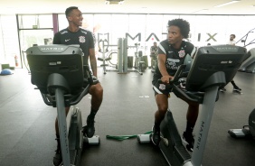 J e Willian em mais um dia de treino no CT do Corinthians