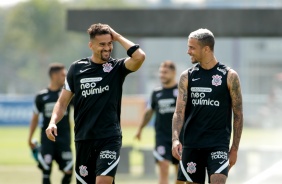 Lo Santos e Thiaguinho durante ltimo treino do Corinthians antes do jogo contra o Juventude