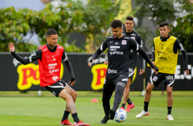 Thiaguinho e Lo Santos durante ltimo treino do Corinthians antes do jogo contra o Cuiab