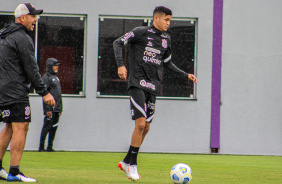 Adson durante treinamento do Corinthians no CT Joaquim Grava