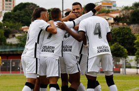 Jogadores do Corinthians Sub-20 comemorando gol contra o So Bernardo