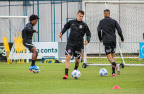 Lucas Piton durante treinamento do Corinthians no CT Joaquim Grava