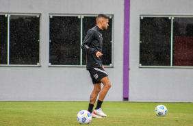 Vitinho durante treinamento do Corinthians no CT Joaquim Grava