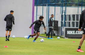 Willian durante treinamento do Corinthians no CT Joaquim Grava