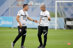 Doriva e Sylvinho durante apresentao do elenco do Corinthians para temporada 2022