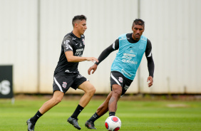 Mantuan e Paulinho durante apresentao do elenco do Corinthians para temporada 2022
